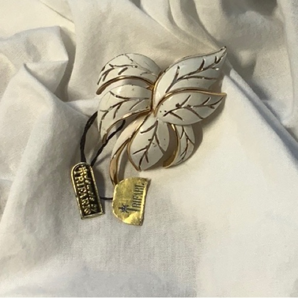 Vintage CROWN TRAFARI  Brooch.